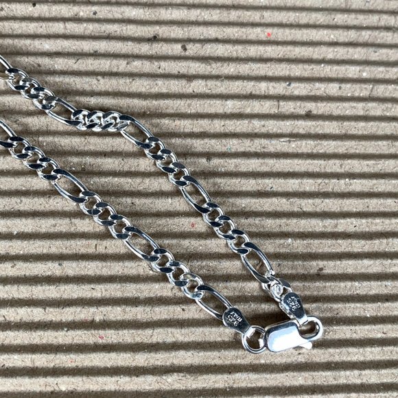NEW 13.5 grams 22" 4mm Italian Figaro Chain Necklace in Sterling Silver - Picture 3 of 3